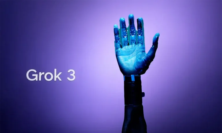 Roboterhand mit blauer Beleuchtung vor violettem Hintergrund und Text „Grok 3“ - Media Beats GmbH