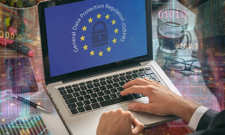Geschäftsmann arbeitet am Laptop mit Bildschirmanzeige DSGVO Datenschutz und Sicherheits-Symbol – Media Beats