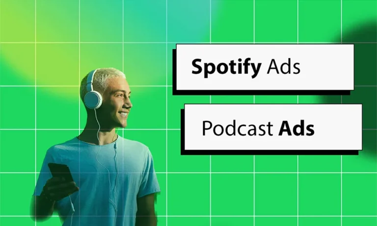 Junger Mann mit Kopfhörern und Smartphone vor grünem Hintergrund, Symbol für Spotify und Podcast Ads. - Media Beats