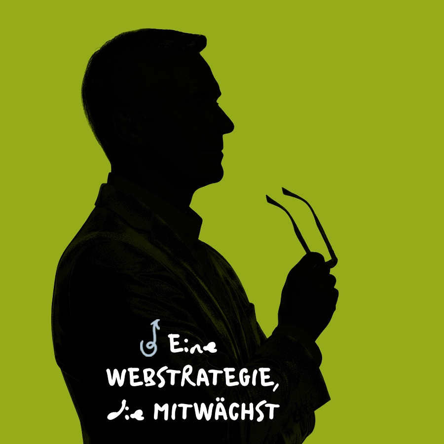 Dunkle Silhouette eines Mannes im Anzug vor grünem Hintergrund, der eine Brille in der Hand hält. Auf dem Bild steht „Eine WEBSTRATEGIE, die MITWÄCHST“.