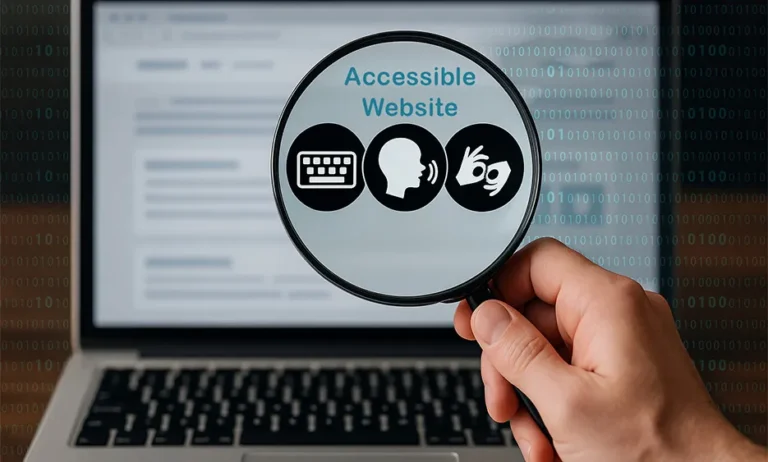 Hand hält Lupe mit Symbolen für Tastatur, Sprache und Gebärdensprache sowie Text „Accessible Website“ vor Laptop - Media Beats GmbH