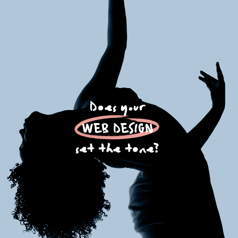 Silhouette einer tanzenden Frau vor hellblauem Hintergrund mit dem Text „Gilt dein WEBDESIGN den TON an?“